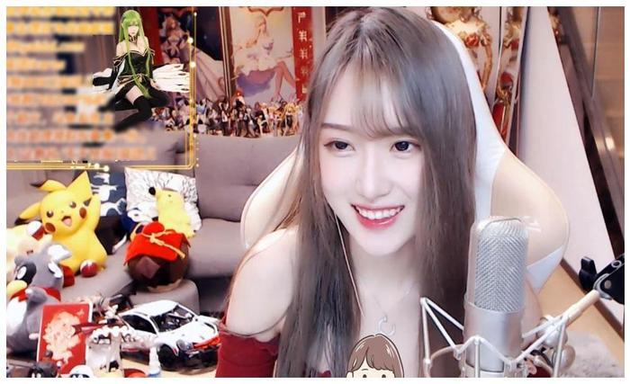 腐团儿战术后退升级，身高看似1米9，粉丝：腿上的秋裤是咋回事？