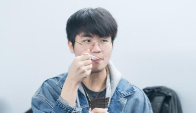 姿态直播间标题太骚,打擦边球引观众反感:RNG上单就这素质?