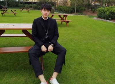 ​姿态直播间标题太骚，打擦边球引观众反感：RNG上单就这素质？