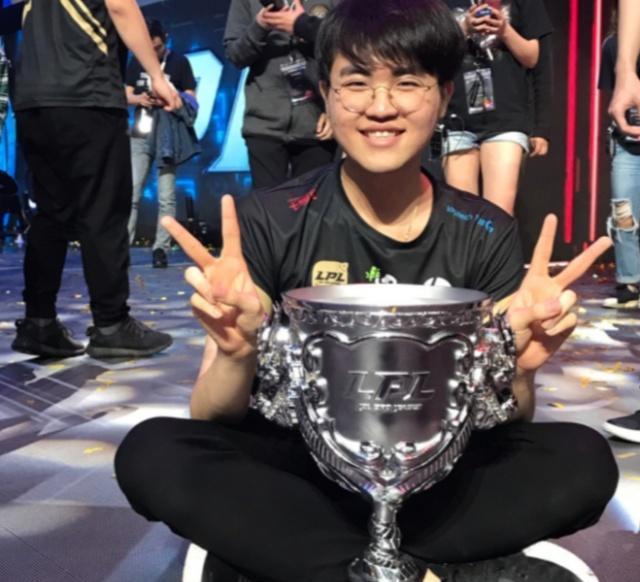 姿态直播间标题太骚,打擦边球引观众反感:RNG上单就这素质?