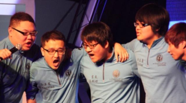 姿态直播间标题太骚,打擦边球引观众反感:RNG上单就这素质?