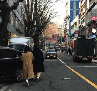 ​宋仲基宋慧乔穿情侣小白鞋 合体轧马路超甜蜜