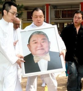 ​他是王晶的父亲，港片的祖师爷，去世时能让谢贤黄日华为其扶灵