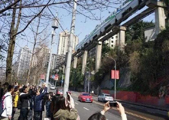重庆穿楼而过的“轻轨景观”，使游客慕名而来，成网红打卡地！
