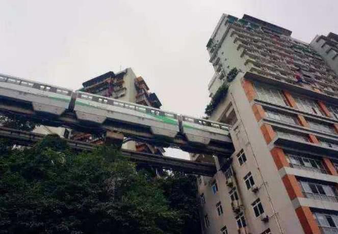 重庆穿楼而过的“轻轨景观”，使游客慕名而来，成网红打卡地！