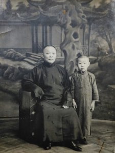 ​黄金荣简介（救过蒋介石，54岁被军阀儿子抽耳光，84岁扫大街晚景凄凉）