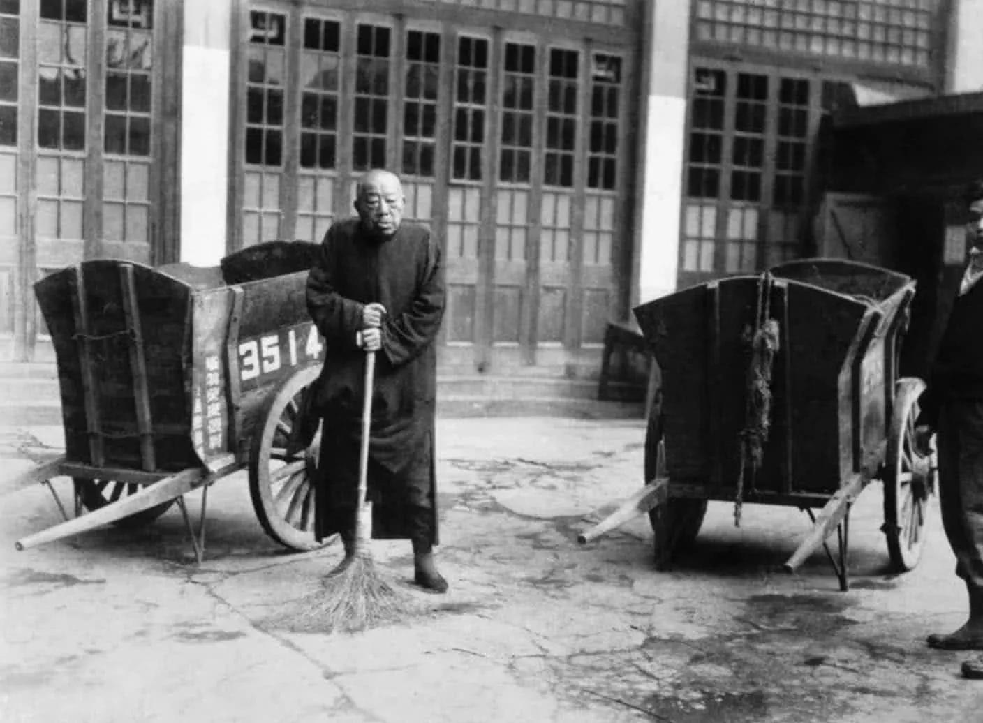 黄金荣：救过蒋介石，54岁被军阀儿子抽耳光，84岁扫大街晚景凄凉