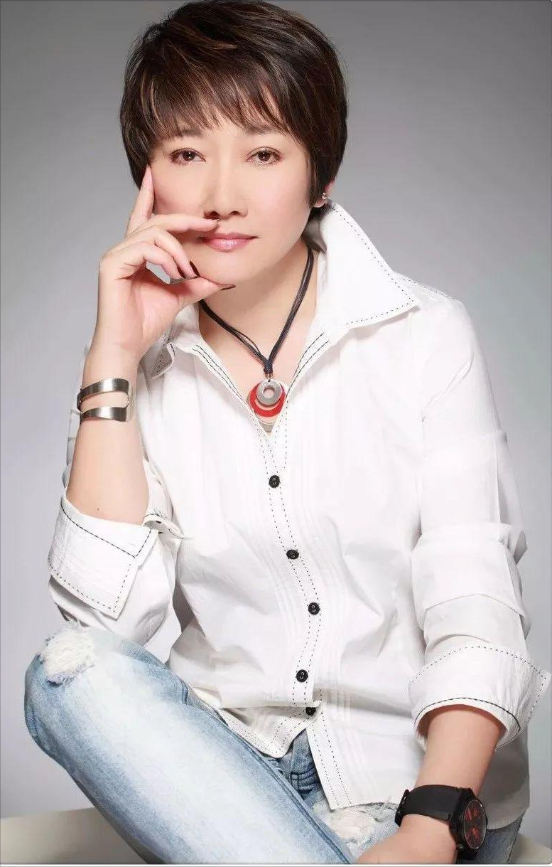 王刚与成方圆离婚21年：一个娶娇妻老年得子，一个一把二胡解忧愁