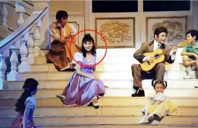 王刚与成方圆离婚21年：一个娶娇妻老年得子，一个一把二胡解忧愁