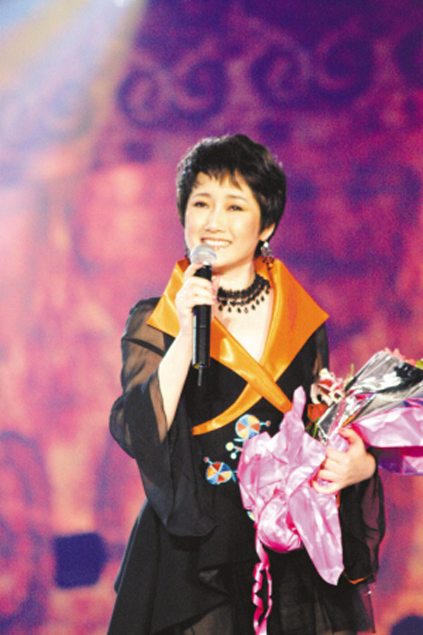 王刚与成方圆离婚21年：一个娶娇妻老年得子，一个一把二胡解忧愁