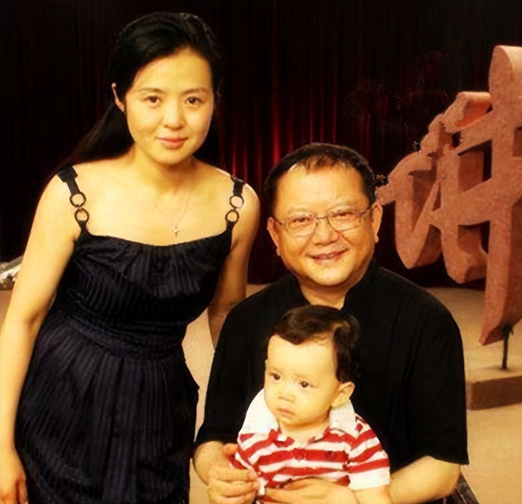 王刚与成方圆离婚21年：一个娶娇妻老年得子，一个一把二胡解忧愁