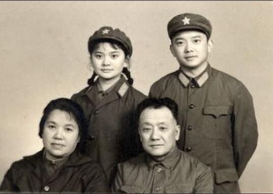 王刚与成方圆离婚21年：一个娶娇妻老年得子，一个一把二胡解忧愁