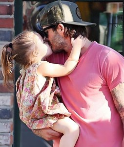 ​贝克汉姆晒小七成长史，第一张最可爱，最后一张最美！