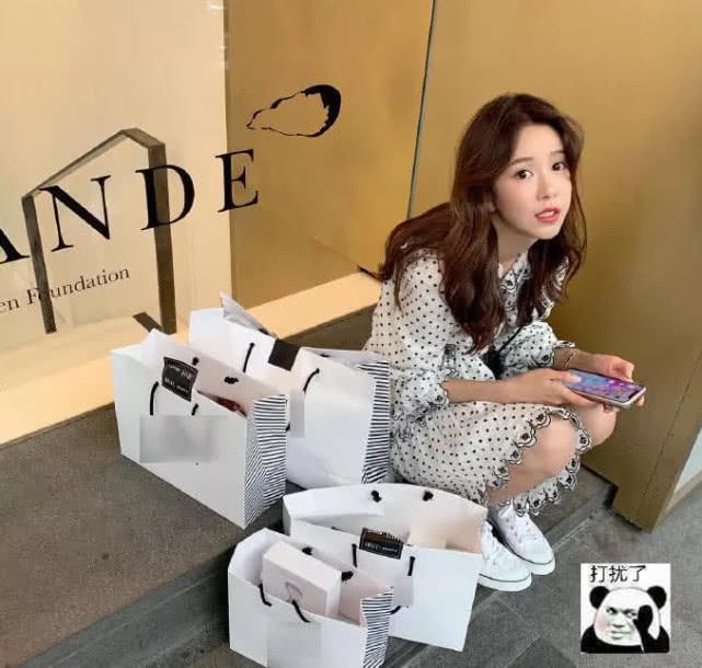 张子萱现身香港购物，累瘫坐台阶上超可爱，陈赫评论让人笑喷！