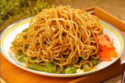 ​蒸面条有技巧，牢记这1招，面条松散不成坨，色泽鲜亮口味劲道