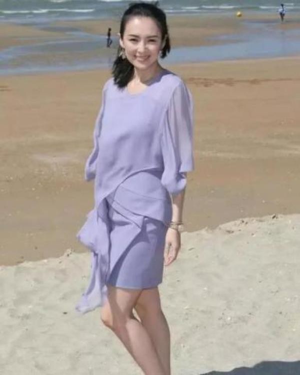 章子怡沙滩怎么回事（章子怡早期沙滩照爆光）