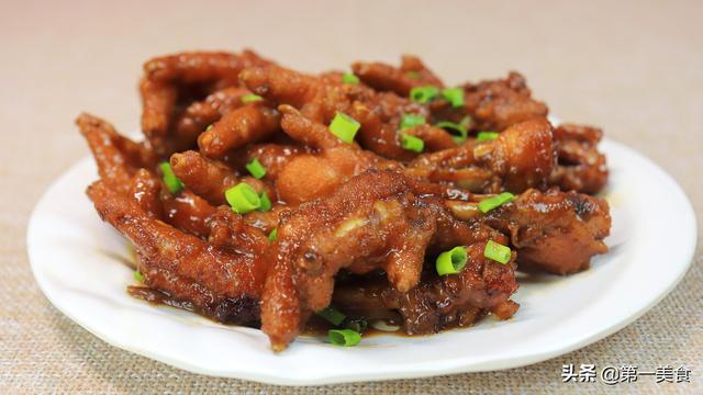 红烧鸡爪怎么做好吃又简单（红烧鸡爪最美味的做法）(2)