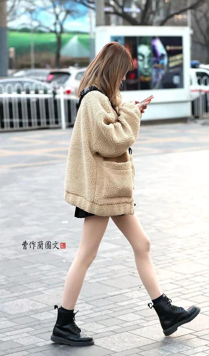 街拍：亦真亦幻真肌肤的肉丝美女