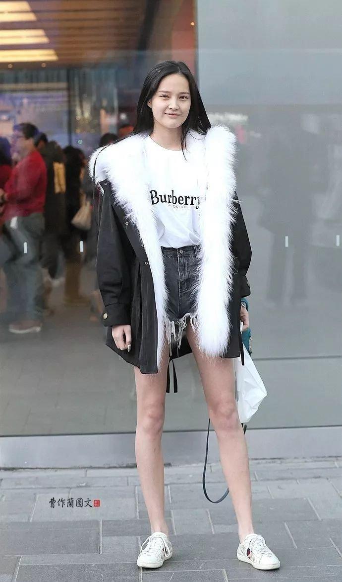 街拍：亦真亦幻真肌肤的肉丝美女