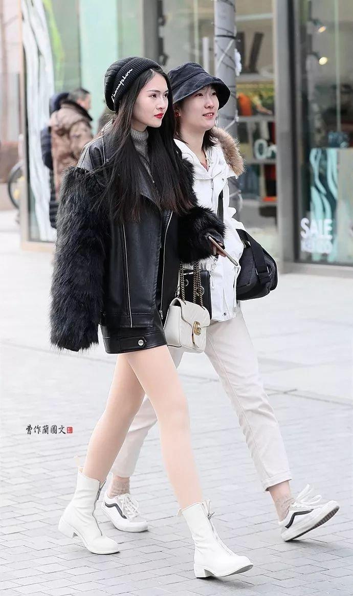 街拍：亦真亦幻真肌肤的肉丝美女