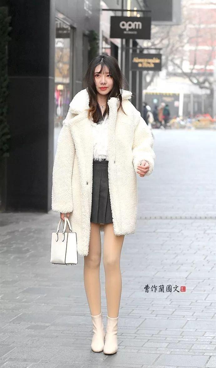 街拍：亦真亦幻真肌肤的肉丝美女