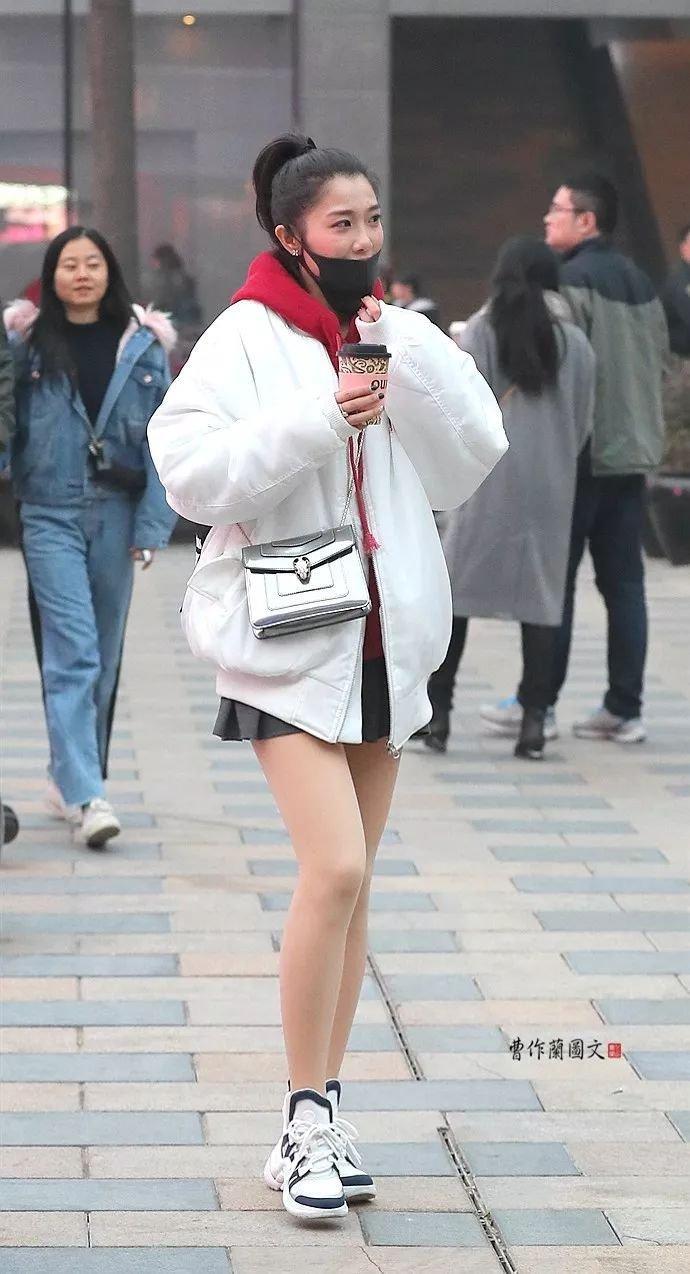 街拍：亦真亦幻真肌肤的肉丝美女