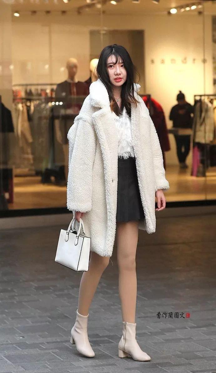 街拍：亦真亦幻真肌肤的肉丝美女