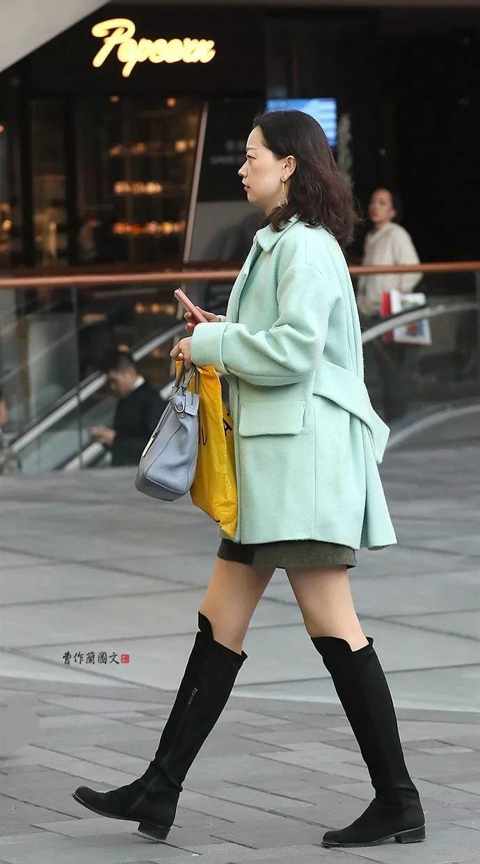 街拍：亦真亦幻真肌肤的肉丝美女