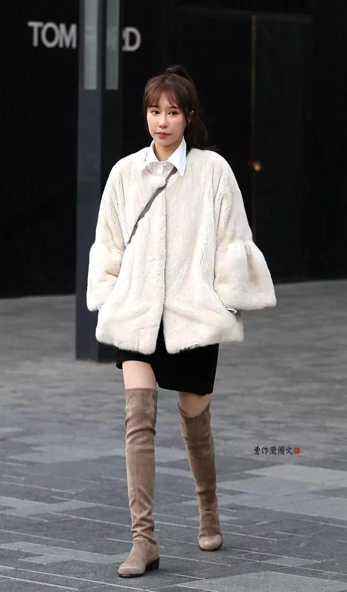 街拍：亦真亦幻真肌肤的肉丝美女