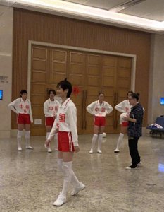​李宇春变身女排队员！1米75身高被女排姑娘碾压，心疼春春2分钟