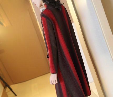 80后女人该有的打扮，甜美冬裙展现曼妙身姿，美的不可思议