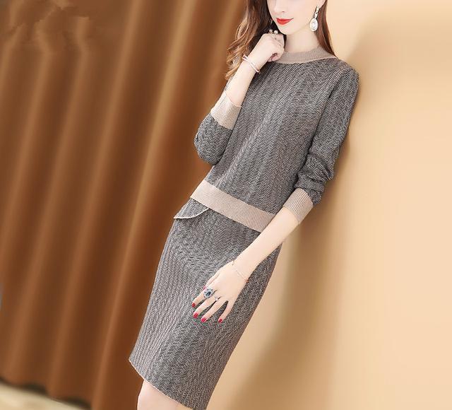 80后女人该有的打扮，甜美冬裙展现曼妙身姿，美的不可思议