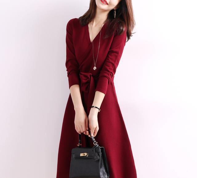 80后女人该有的打扮，甜美冬裙展现曼妙身姿，美的不可思议