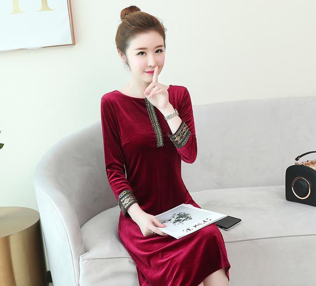 80后女人该有的打扮，甜美冬裙展现曼妙身姿，美的不可思议