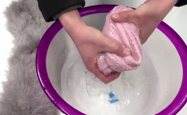 衣服上的毛领如何自己清洗,冬天大衣毛领怎么清洗图6