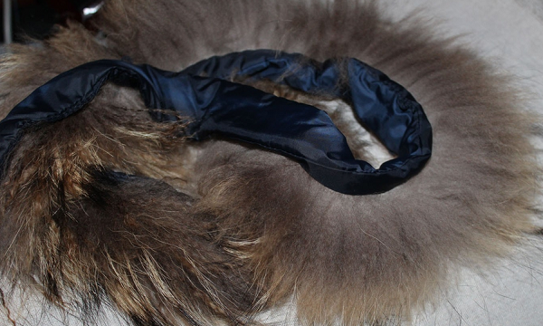 衣服上的毛领如何自己清洗,冬天大衣毛领怎么清洗图11