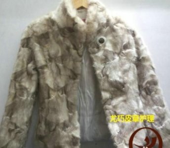 ​衣服上的毛领如何自己清洗,冬天大衣毛领怎么清洗