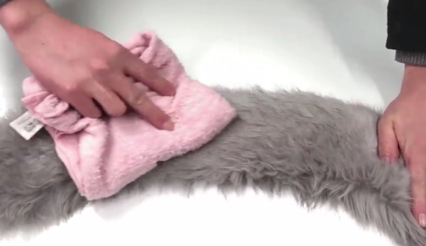 衣服上的毛领如何自己清洗,冬天大衣毛领怎么清洗图7