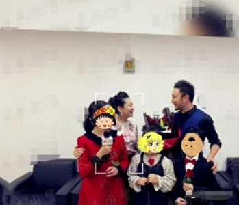 ​朱军妻子谭梅近照罕曝光，不受老公风波影响，身材发福气质雍容