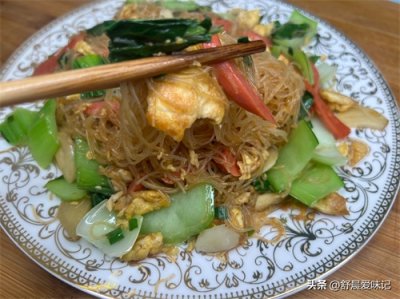 ​路边摊的炒米粉做法来啦，加小青菜和火腿肠，看着都有食欲，好吃