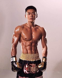 ​TVB小生张振朗与女友同居试婚，两人接侄子放学，像极了一家三口