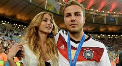 ​德国国脚格策靓丽女友凯瑟琳，性感、火辣造型，满满的时尚感