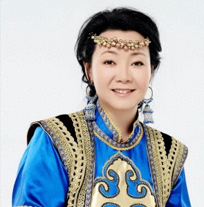 ​萨日娜刷新娱乐圈认知，国家一级演员4月之初展现非凡魅力