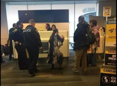 ​华裔一家四口在美国被赶下飞机，曝光后有人叫他们“滚回中国去”
