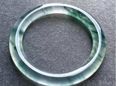 ​翡翠手镯怎么选圈口（翡翠手镯什么圈口价值最高）