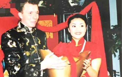 王刚40岁女儿近照曝光，60岁老来得子，儿子与孙子竟一样大？