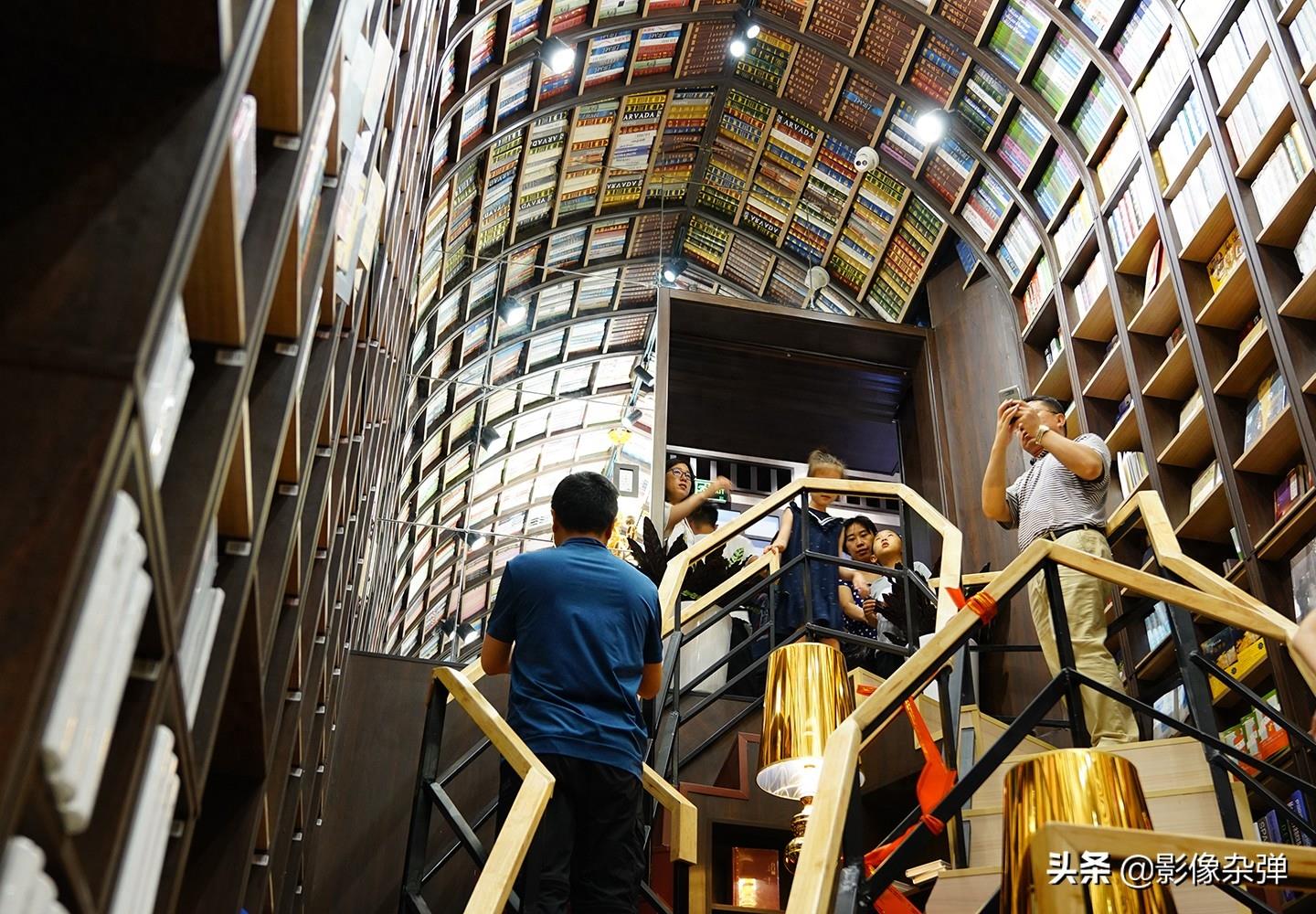 网红书店钟书阁北京开业，市民慕名来打卡，生意火爆到“限流”