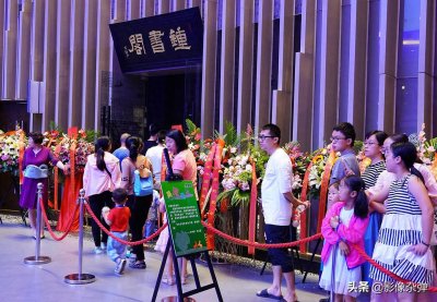 ​网红书店钟书阁北京开业，市民慕名来打卡，生意火爆到“限流”