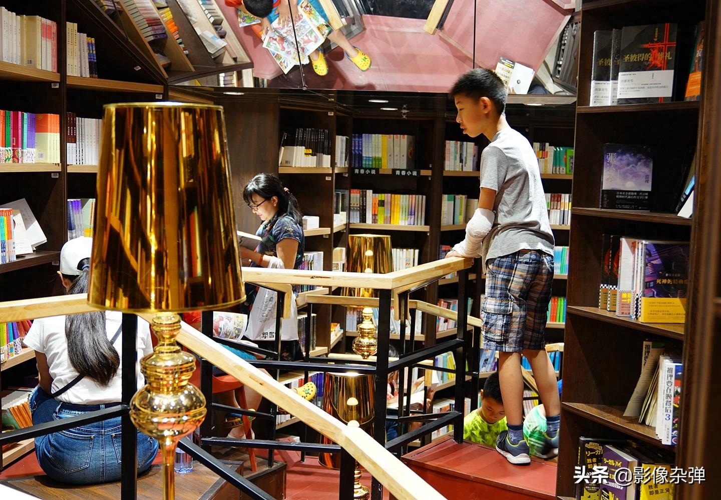 网红书店钟书阁北京开业，市民慕名来打卡，生意火爆到“限流”