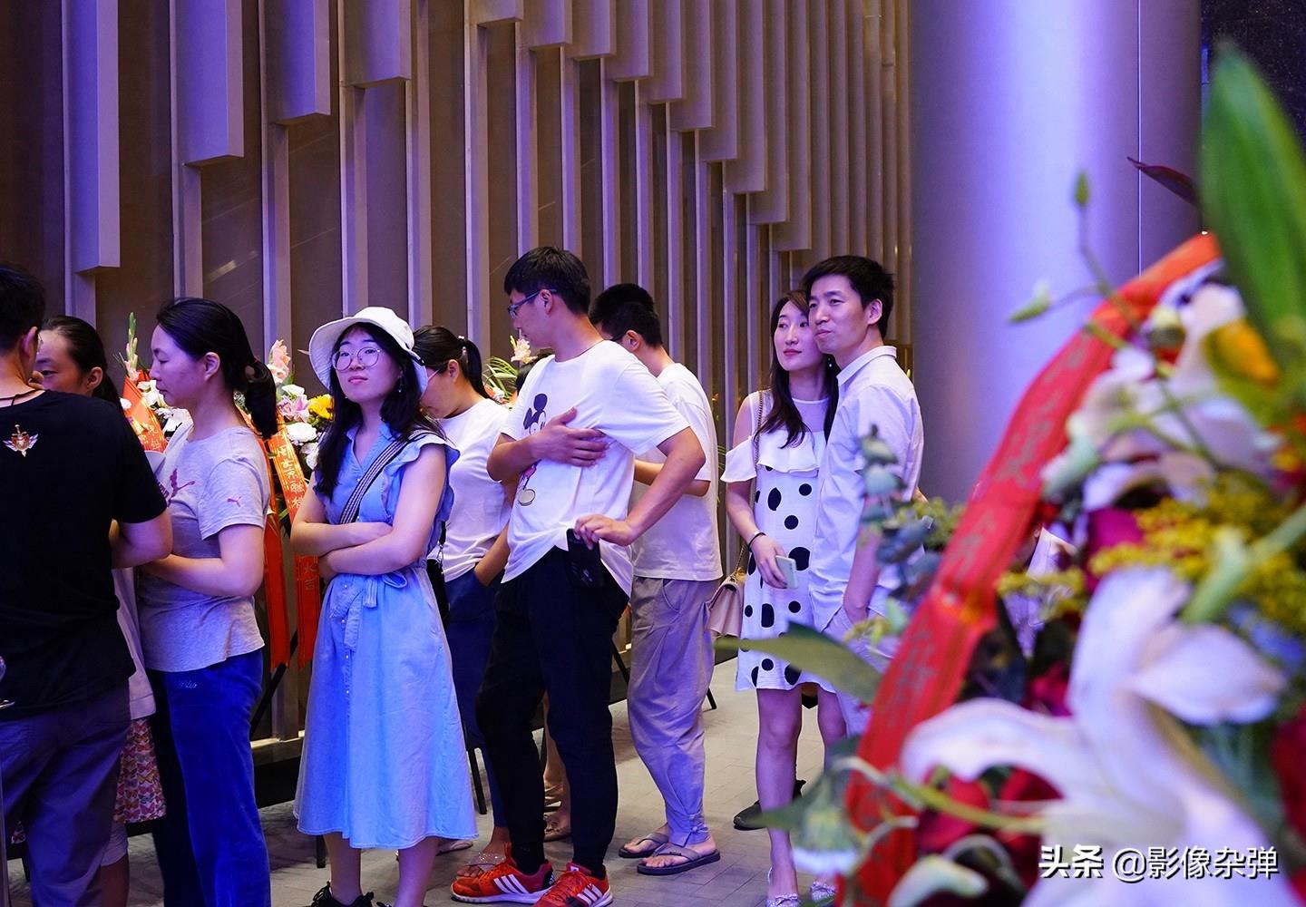 网红书店钟书阁北京开业，市民慕名来打卡，生意火爆到“限流”